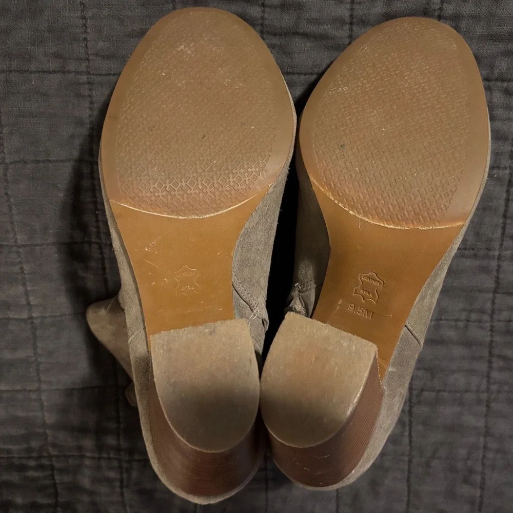 Tory‎ Burch Suede Leather Heeled Ankle Booties Wooden Heel Olive Taupe